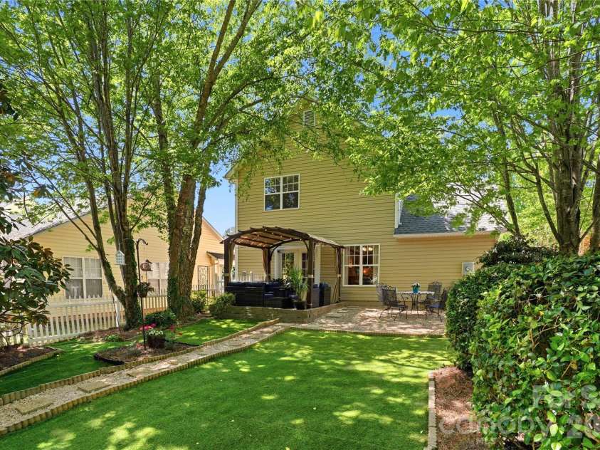 905 Matthews School Road, Matthews, NC 28105.  MLS# CAR4372226, YatesRealty ID 15774. 
