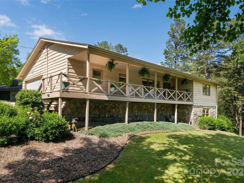 16 Royal Ridge, Clyde, NC 28721.  MLS# CAR4258437, YatesRealty ID 15775. 