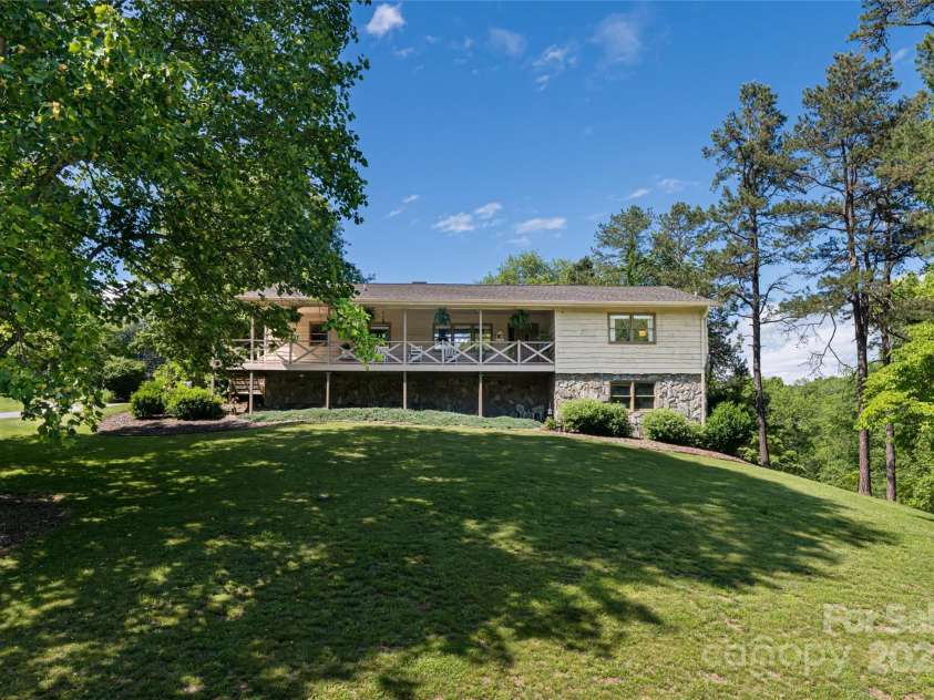 16 Royal Ridge, Clyde, NC 28721.  MLS# CAR4258437, YatesRealty ID 15775. 