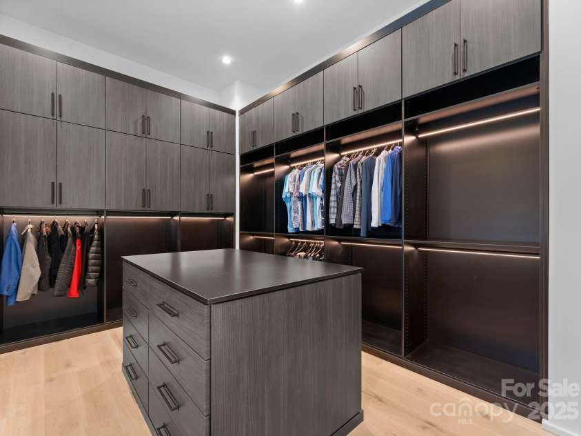 4817 Carmel Park Drive, Charlotte, NC 28226.  MLS# CAR4286044, YatesRealty ID 15775. Primary Closet