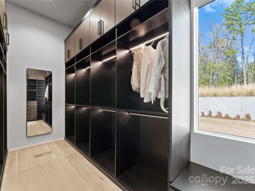 4817 Carmel Park Drive, Charlotte, NC 28226.  MLS# CAR4286044, YatesRealty ID 15775. Primary Closet