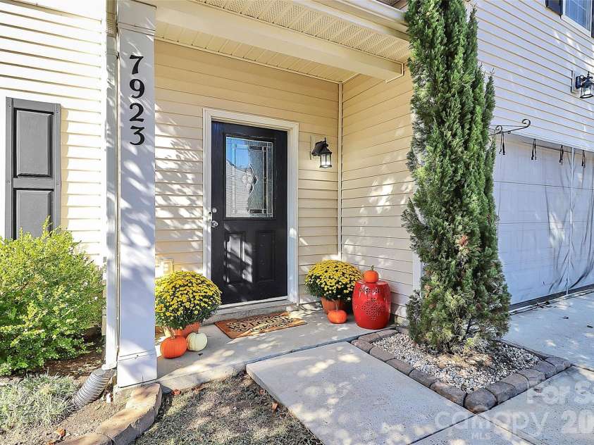 7923 Mossycup Drive, Charlotte, NC 28215.  MLS# CAR4373937, YatesRealty ID 15784. 