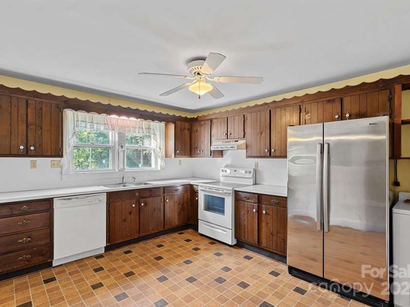 1000 Peachtree Road, Charlotte, NC 28216.  MLS# CAR4258796, YatesRealty ID 15787. 
