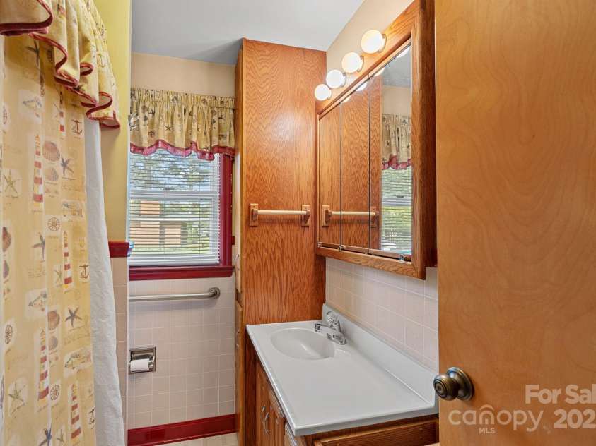 1000 Peachtree Road, Charlotte, NC 28216.  MLS# CAR4258796, YatesRealty ID 15787. 