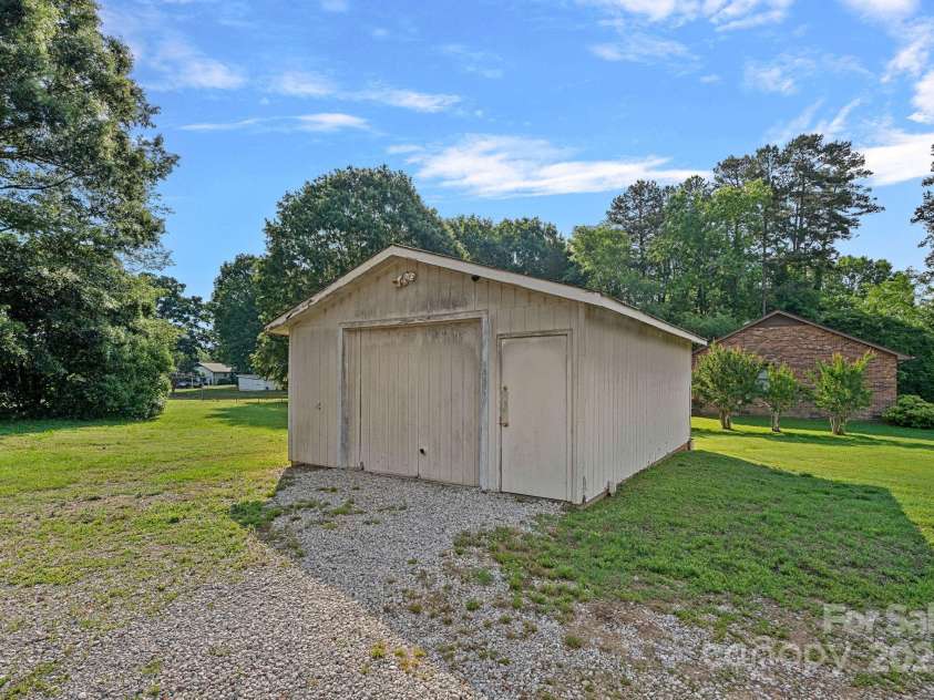 1000 Peachtree Road, Charlotte, NC 28216.  MLS# CAR4258796, YatesRealty ID 15787. 