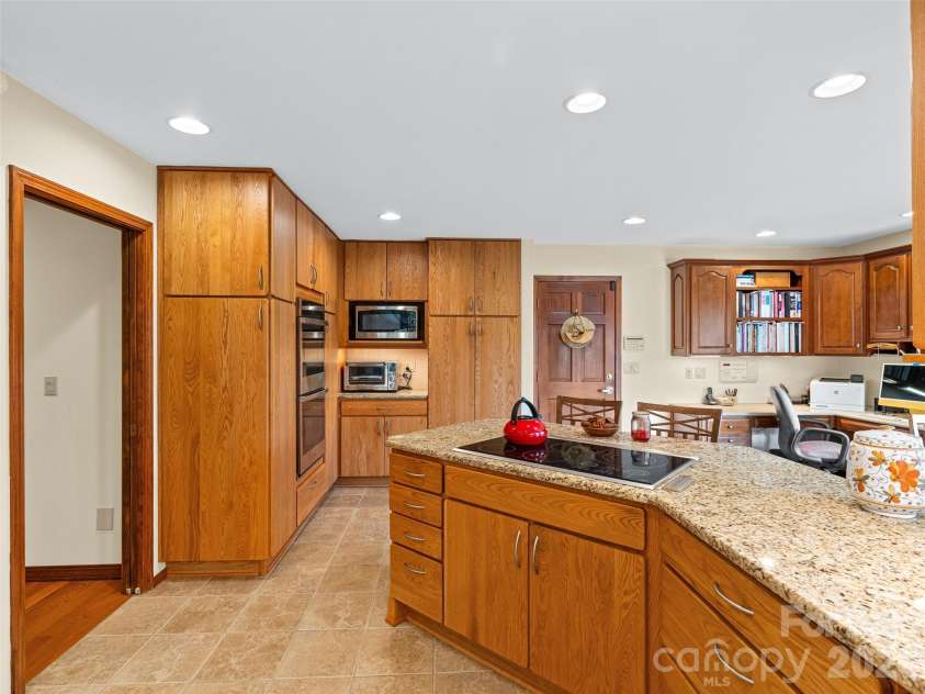 80 Stony Ridge, Asheville, NC 28804.  MLS# CAR4321949, YatesRealty ID 15789. 