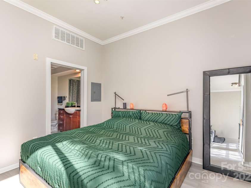 525 6th Street, Charlotte, NC 28202.  MLS# CAR4316766, YatesRealty ID 1579. 