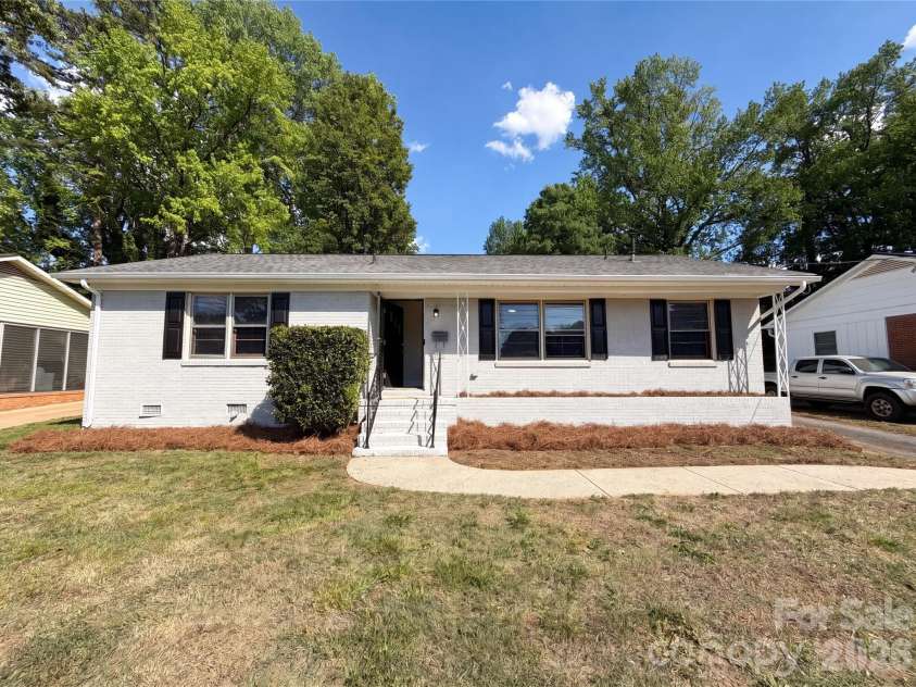 1815 Weststone Drive, Charlotte, NC 28208.  MLS# CAR4373944, YatesRealty ID 15792. 
