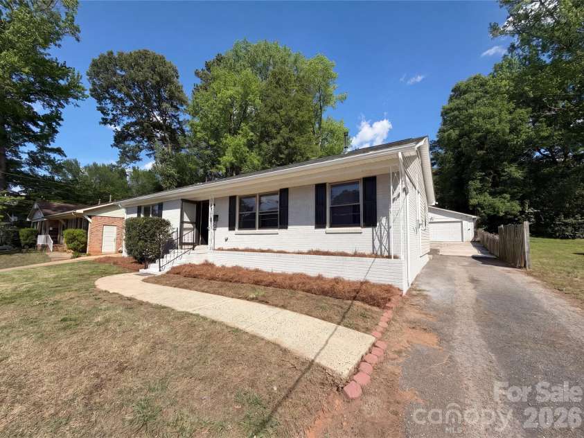 1815 Weststone Drive, Charlotte, NC 28208.  MLS# CAR4373944, YatesRealty ID 15792. 