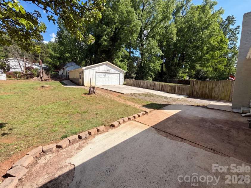 1815 Weststone Drive, Charlotte, NC 28208.  MLS# CAR4373944, YatesRealty ID 15792. 