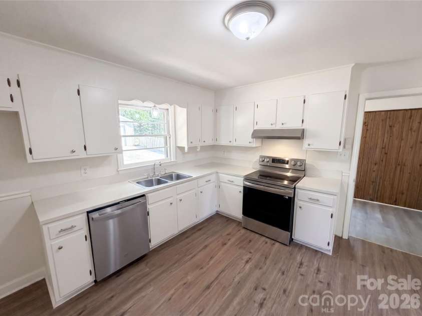 1815 Weststone Drive, Charlotte, NC 28208.  MLS# CAR4373944, YatesRealty ID 15792. 