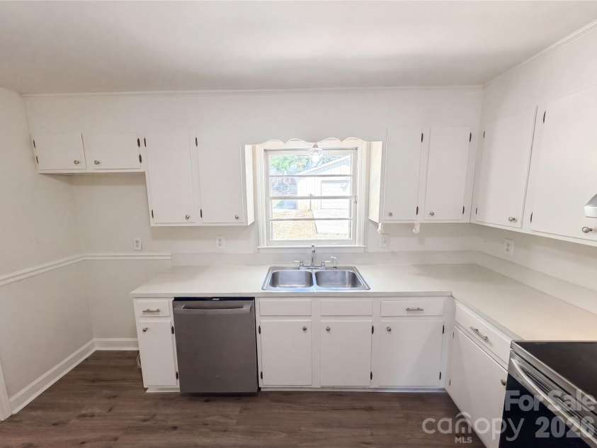 1815 Weststone Drive, Charlotte, NC 28208.  MLS# CAR4373944, YatesRealty ID 15792. 