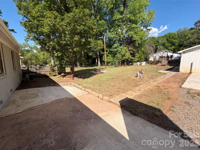 1815 Weststone Drive, Charlotte, NC 28208.  MLS# CAR4373944, YatesRealty ID 15792. 