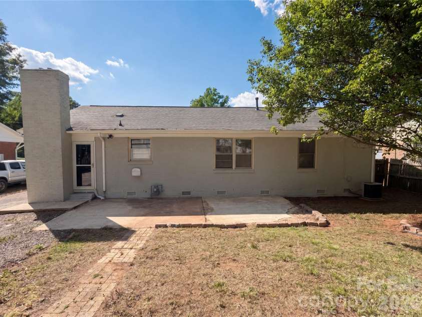 1815 Weststone Drive, Charlotte, NC 28208.  MLS# CAR4373944, YatesRealty ID 15792. 