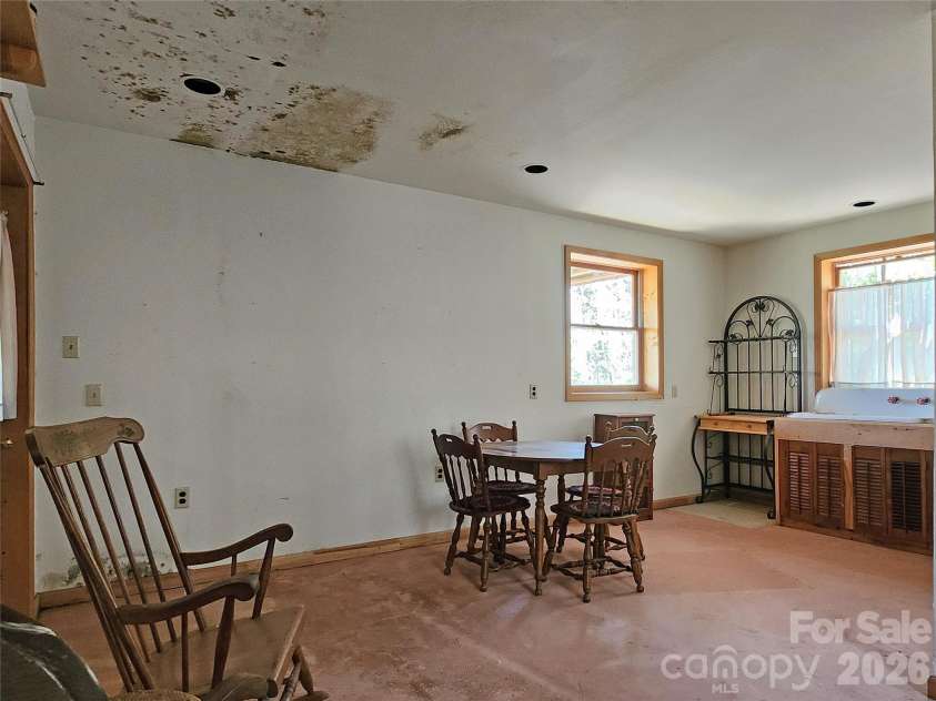 929 Pine Ridge Road, Hendersonville, NC 28792.  MLS# CAR4373397, YatesRealty ID 15793. 