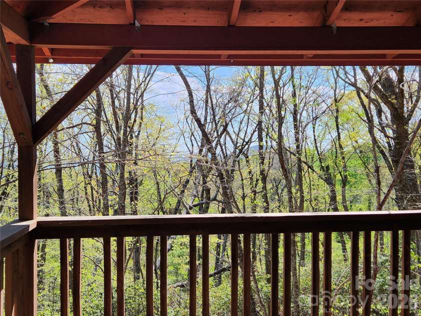929 Pine Ridge Road, Hendersonville, NC 28792.  MLS# CAR4373397, YatesRealty ID 15793. 