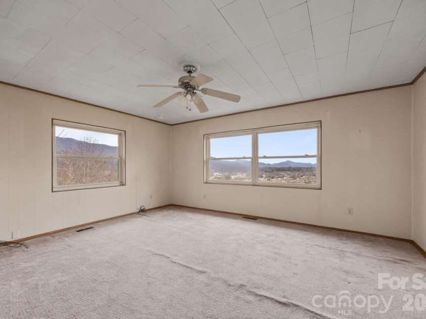 75 Red Oak Lane, Waynesville, NC 28786.  MLS# CAR4326440, YatesRealty ID 15794. 