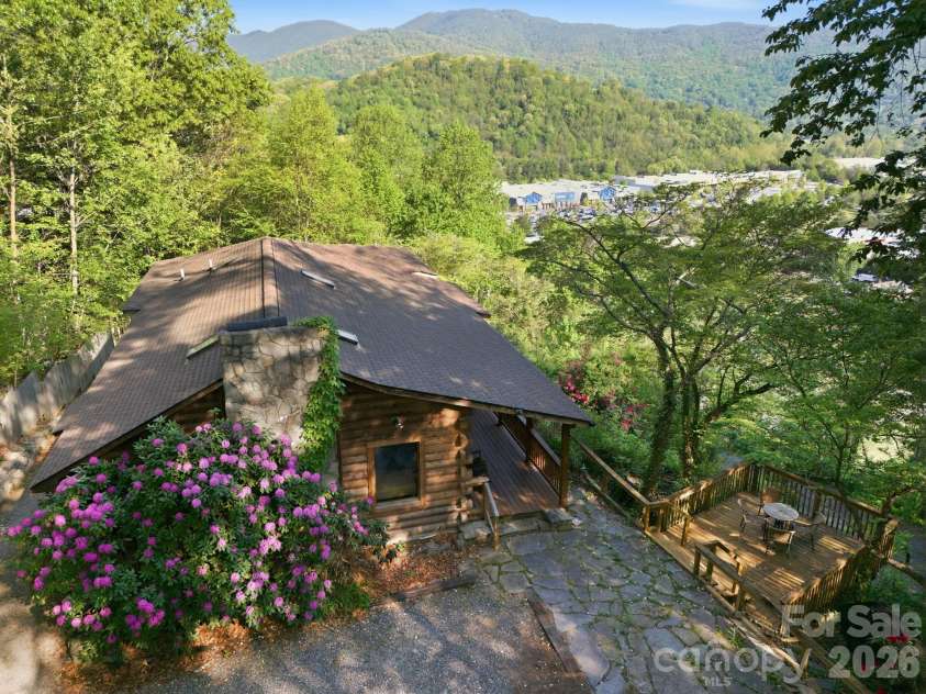 75 Red Oak Lane, Waynesville, NC 28786.  MLS# CAR4326440, YatesRealty ID 15794. 