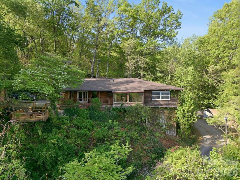 75 Red Oak Lane, Waynesville, NC 28786.  MLS# CAR4326440, YatesRealty ID 15794. 