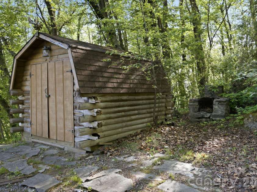 75 Red Oak Lane, Waynesville, NC 28786.  MLS# CAR4326440, YatesRealty ID 15794. 