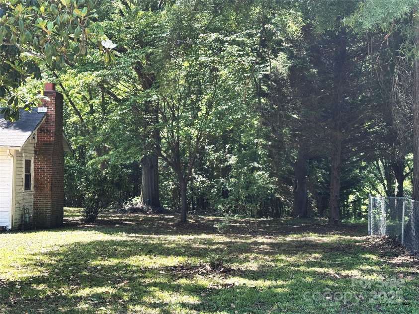 555 Ridge Avenue, Mooresville, NC 28115.  MLS# CAR4259936, YatesRealty ID 15797. 