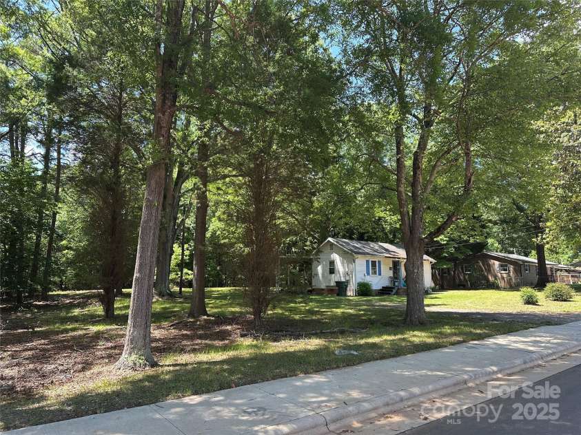 555 Ridge Avenue, Mooresville, NC 28115.  MLS# CAR4259936, YatesRealty ID 15797. 