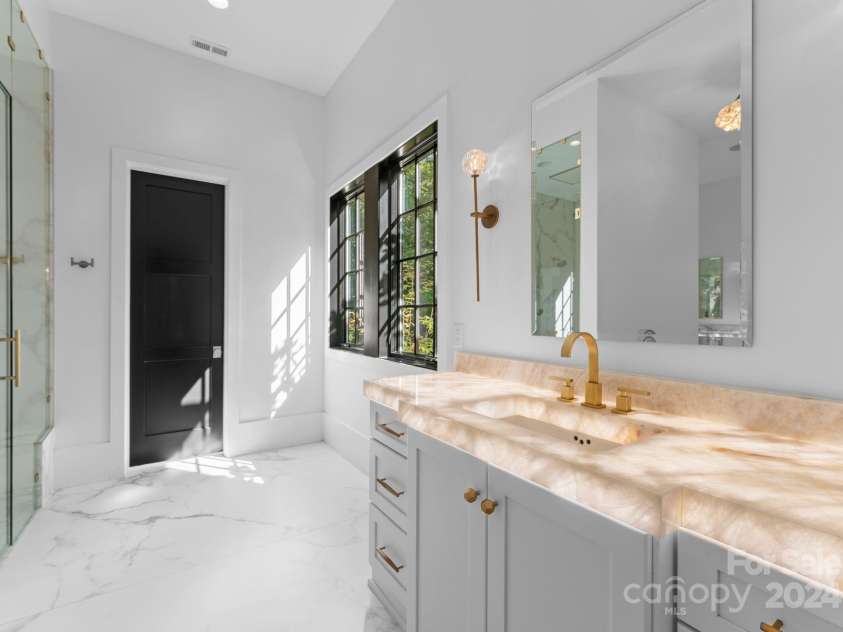13702 Sage Thrasher Lane, Charlotte, NC 28278.  MLS# CAR4191491, YatesRealty ID 158. Primary Suite Bathroom