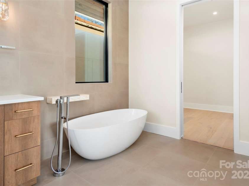 159 Marble Heights Trail, Hendersonville, NC 28791.  MLS# CAR4210966, YatesRealty ID 15800. Sleek soaking tub