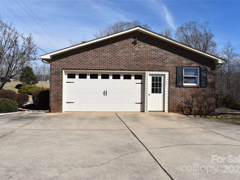 4866 NC Hwy 150 Highway, Lincolnton, NC 28092.  MLS# CAR4223343, YatesRealty ID 15801. Garage