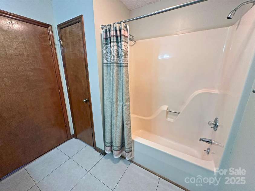4866 NC Hwy 150 Highway, Lincolnton, NC 28092.  MLS# CAR4223343, YatesRealty ID 15801. Hall Bath