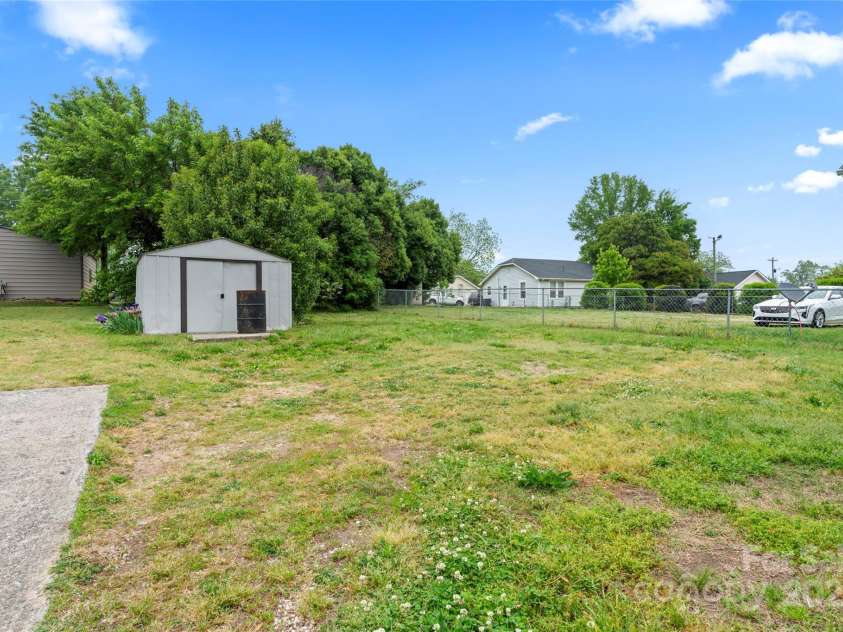 18 Douglas Avenue, Concord, NC 28025.  MLS# CAR4250234, YatesRealty ID 15802. 