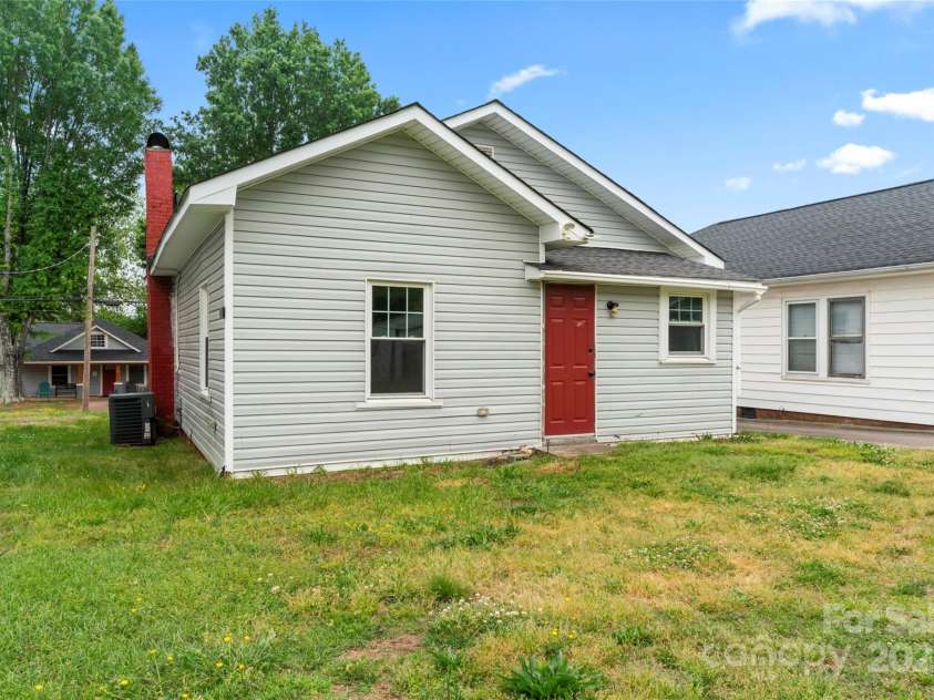 18 Douglas Avenue, Concord, NC 28025.  MLS# CAR4250234, YatesRealty ID 15802. 