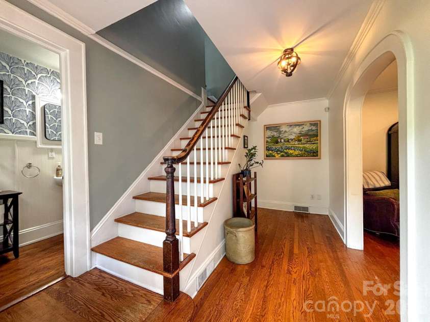 431 9th Street, Hickory, NC 28601.  MLS# CAR4371820, YatesRealty ID 15803. 