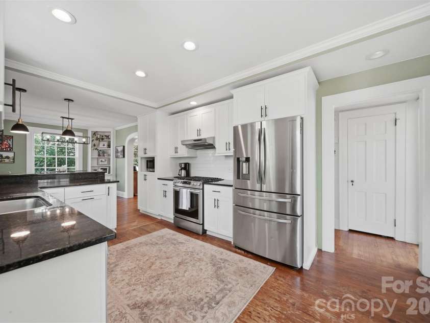 431 9th Street, Hickory, NC 28601.  MLS# CAR4371820, YatesRealty ID 15803. 