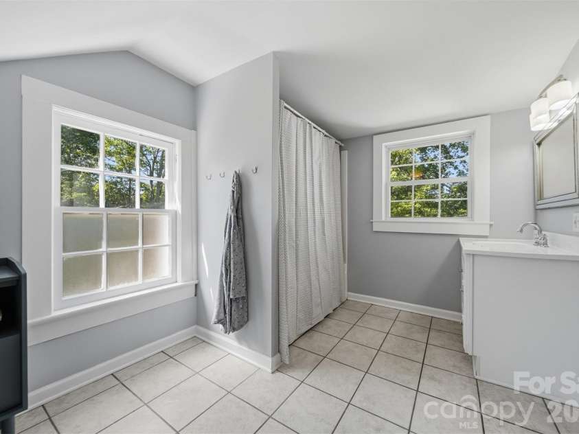 431 9th Street, Hickory, NC 28601.  MLS# CAR4371820, YatesRealty ID 15803. 