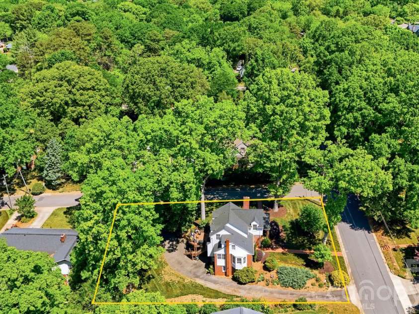 431 9th Street, Hickory, NC 28601.  MLS# CAR4371820, YatesRealty ID 15803. 