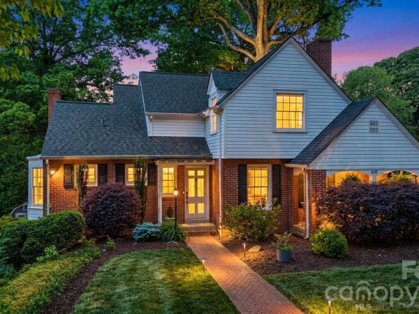 431 9th Street, Hickory, NC 28601.  MLS# CAR4371820, YatesRealty ID 15803. 