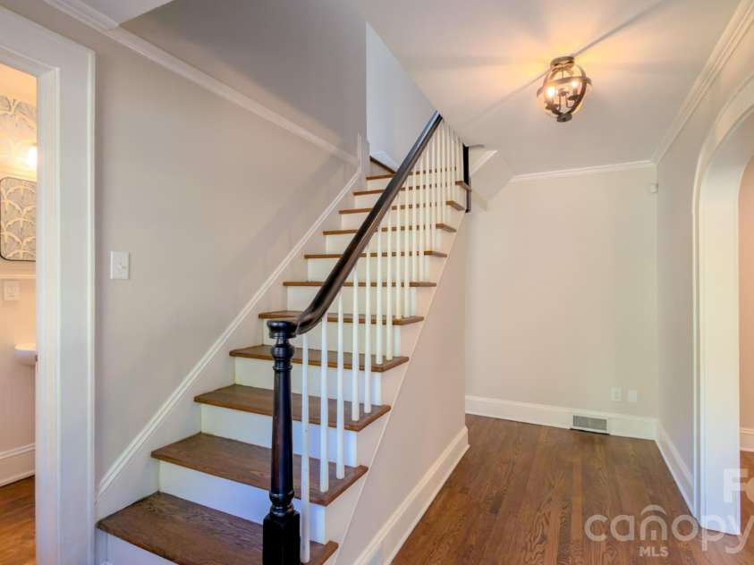 431 9th Street, Hickory, NC 28601.  MLS# CAR4429225, YatesRealty ID 15803. 