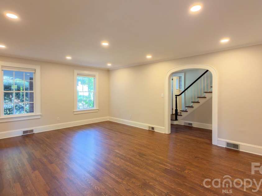 431 9th Street, Hickory, NC 28601.  MLS# CAR4429225, YatesRealty ID 15803. 