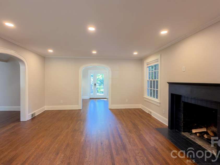 431 9th Street, Hickory, NC 28601.  MLS# CAR4429225, YatesRealty ID 15803. 