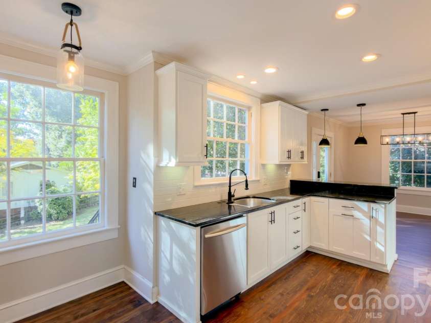 431 9th Street, Hickory, NC 28601.  MLS# CAR4429225, YatesRealty ID 15803. 