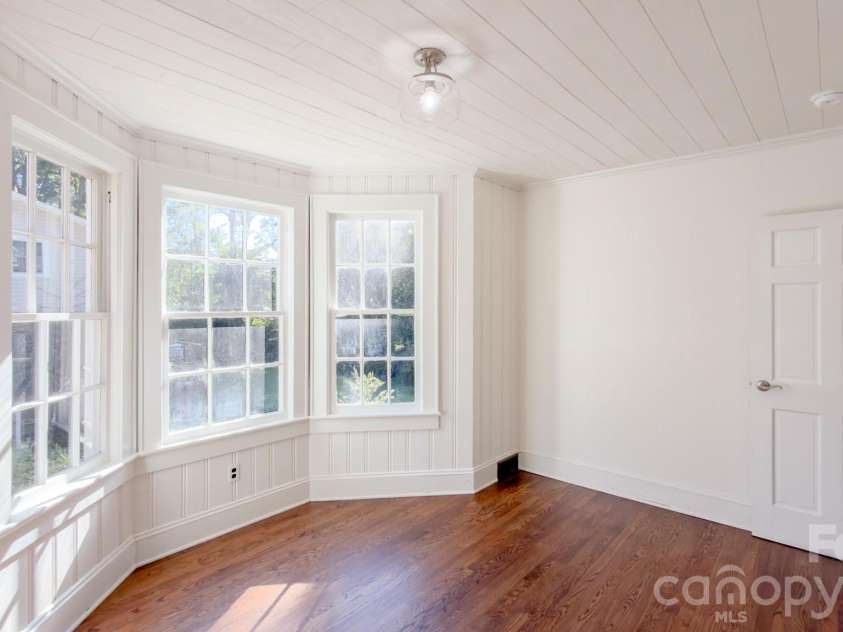 431 9th Street, Hickory, NC 28601.  MLS# CAR4429225, YatesRealty ID 15803. 
