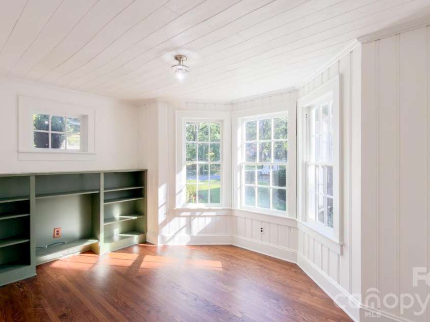 431 9th Street, Hickory, NC 28601.  MLS# CAR4429225, YatesRealty ID 15803. 