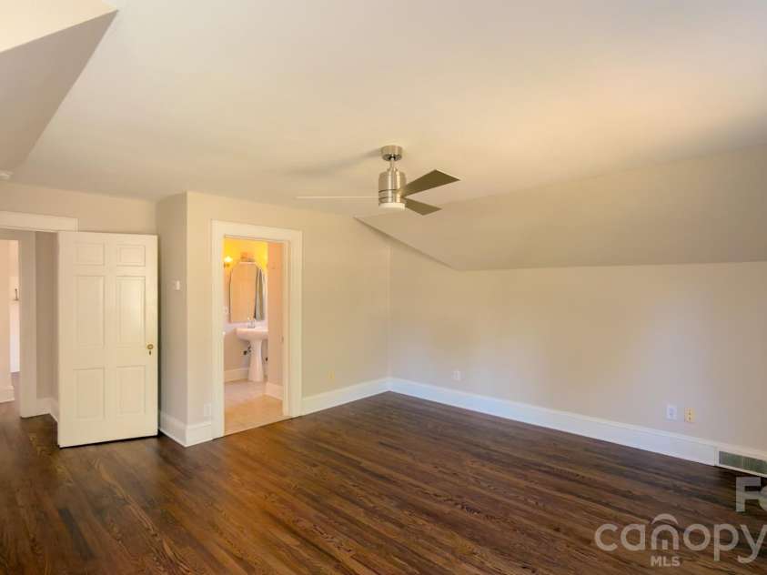 431 9th Street, Hickory, NC 28601.  MLS# CAR4429225, YatesRealty ID 15803. 