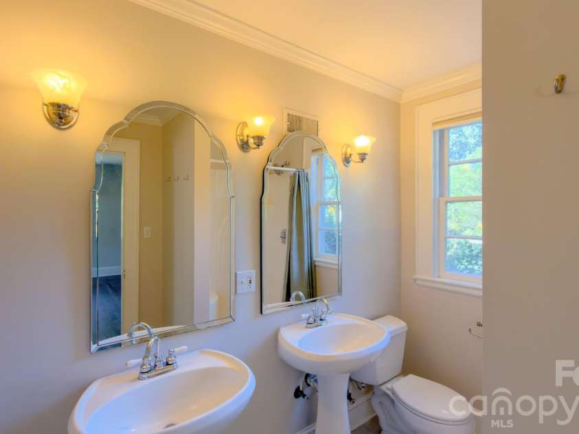 431 9th Street, Hickory, NC 28601.  MLS# CAR4429225, YatesRealty ID 15803. 