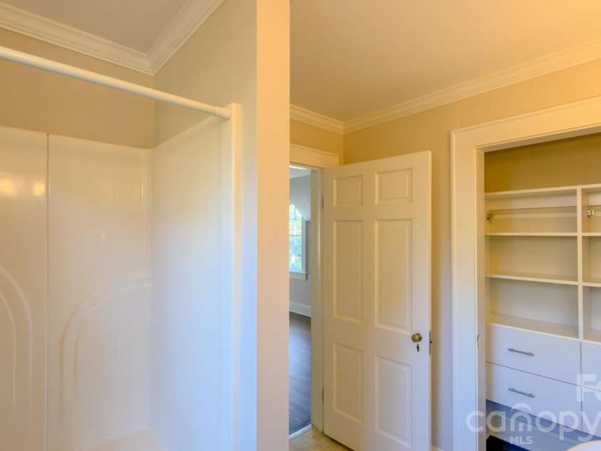 431 9th Street, Hickory, NC 28601.  MLS# CAR4429225, YatesRealty ID 15803. 