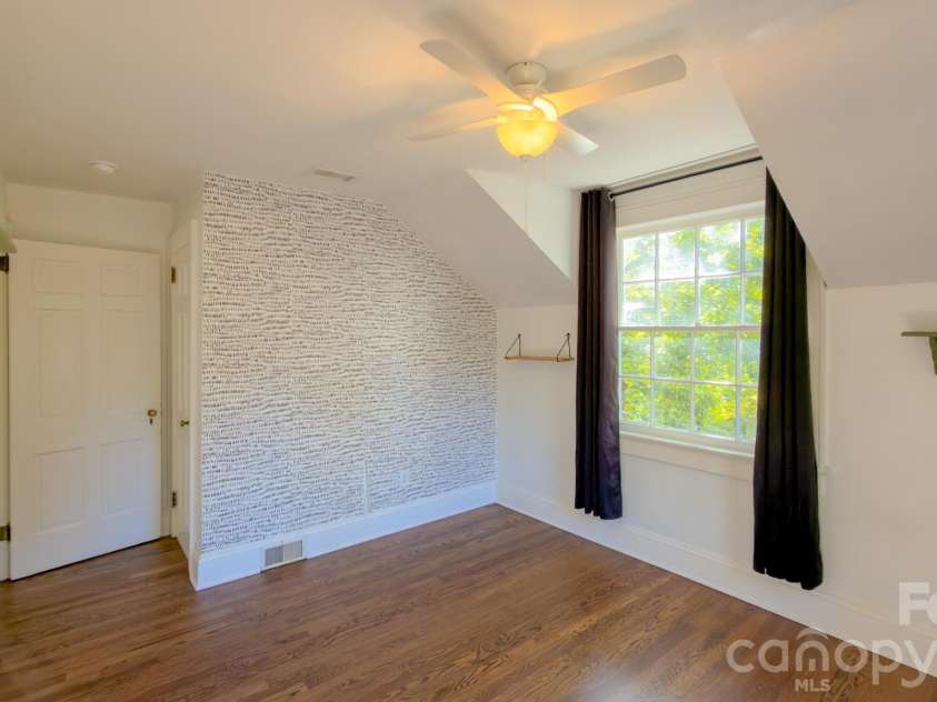 431 9th Street, Hickory, NC 28601.  MLS# CAR4429225, YatesRealty ID 15803. 