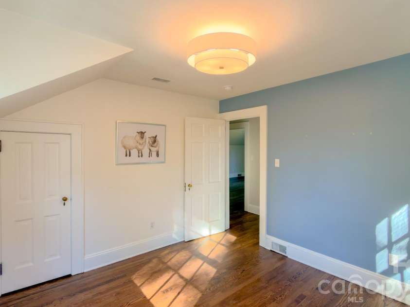 431 9th Street, Hickory, NC 28601.  MLS# CAR4429225, YatesRealty ID 15803. 