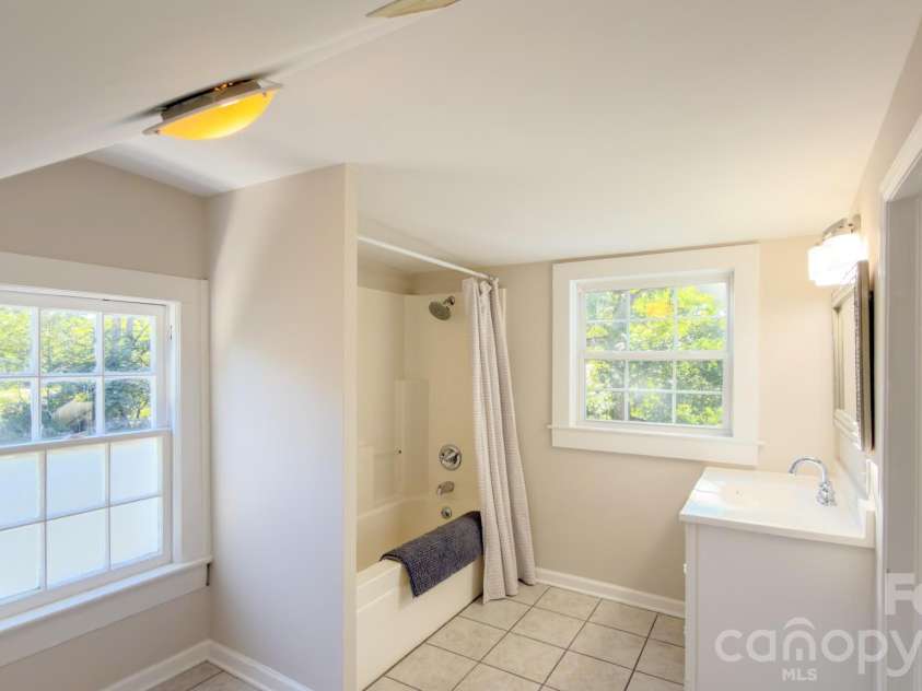 431 9th Street, Hickory, NC 28601.  MLS# CAR4429225, YatesRealty ID 15803. 