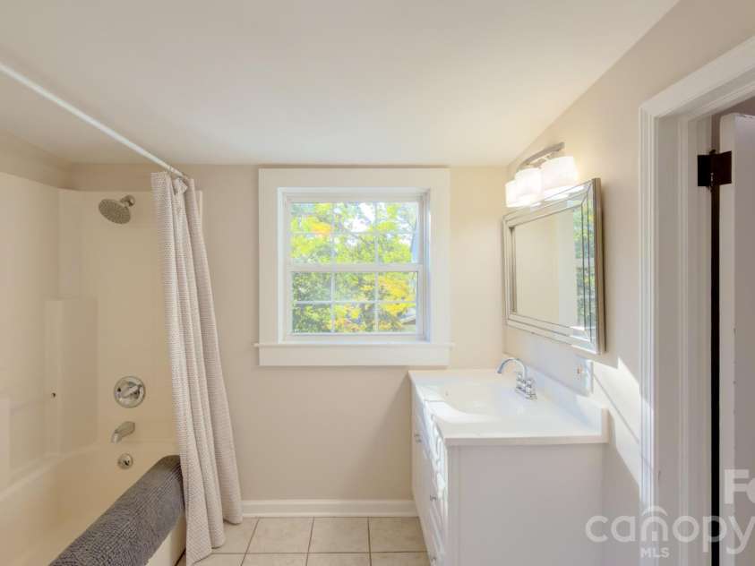 431 9th Street, Hickory, NC 28601.  MLS# CAR4429225, YatesRealty ID 15803. 